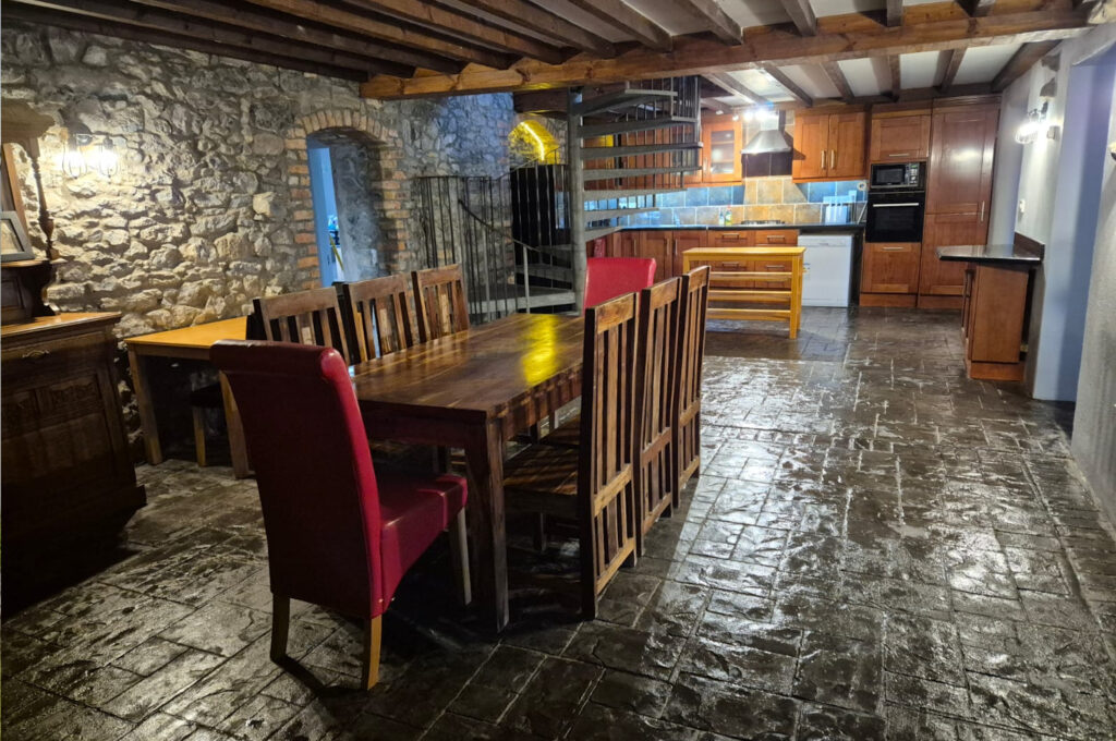 Dining to Kitchen